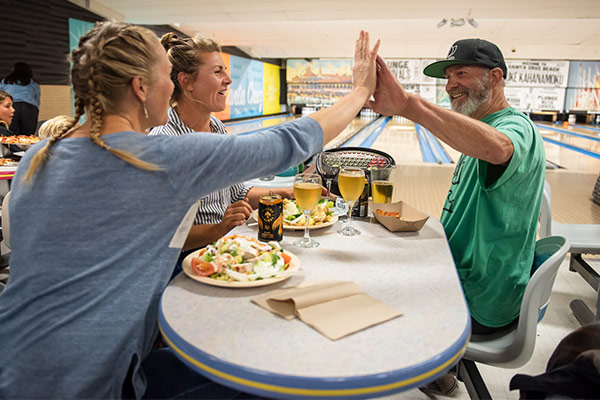 people eating wihile bowling